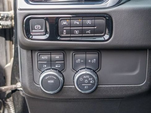 Used 2025 GMC Yukon XL Denali AWD/4WD image 26