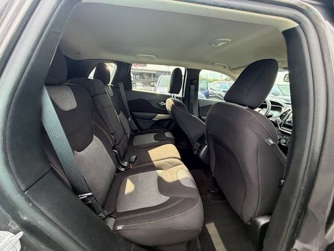 Used 2018 Jeep Cherokee Latitude w/ Altitude Package FWD image 21