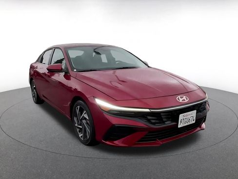Used 2025 Hyundai Elantra SEL image 3