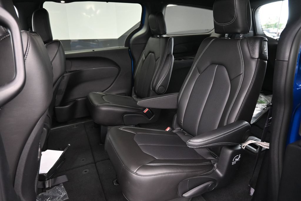 New 2027 Chrysler Pacifica Select w/ Family Tech Group FWD image 11