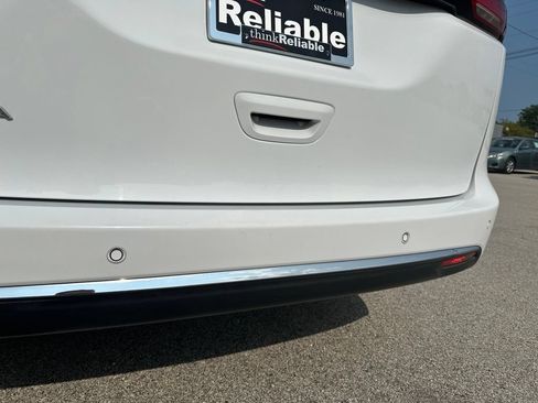 Used 2023 Chrysler Pacifica Touring-L FWD image 13
