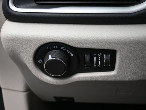 Used 2023 Chrysler Voyager LX FWD image 18