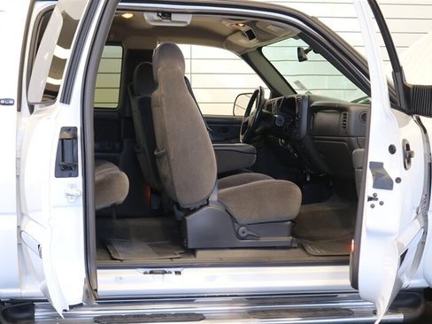 Used 2005 GMC Sierra 2500 SLE w/ Heavy-Duty Power Package AWD/4WD image 55