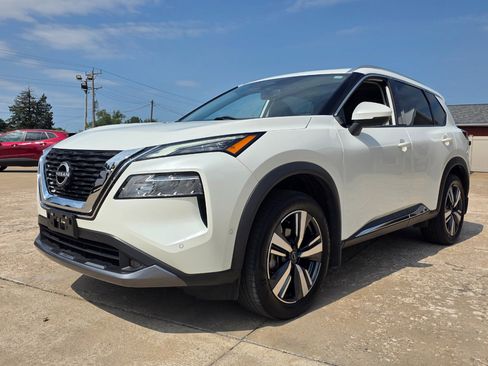 Used 2022 Nissan Rogue SL w/ SL Premium Package image 2