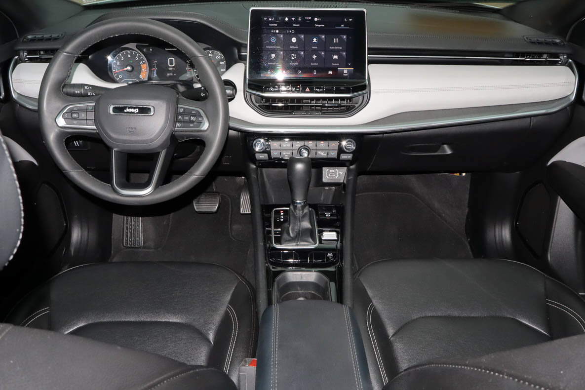 Used 2025 Jeep Compass Limited AWD/4WD image 9