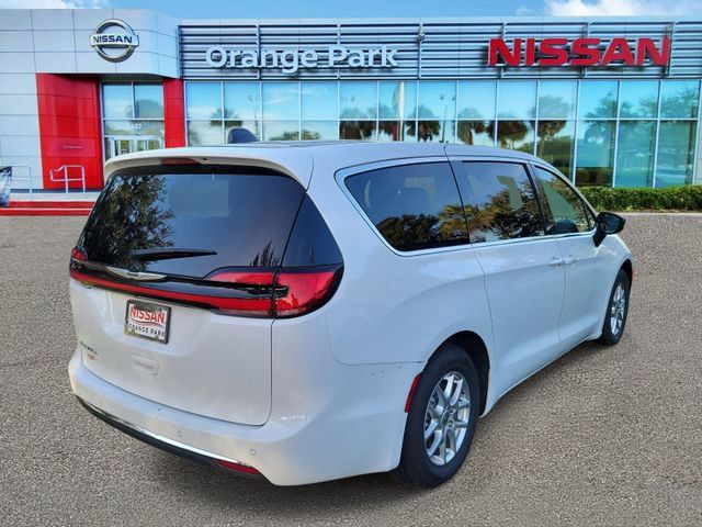 Used 2024 Chrysler Pacifica Touring-L FWD image 2