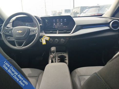 Used 2025 Chevrolet Trax LS w/ LS Convenience Package FWD image 13