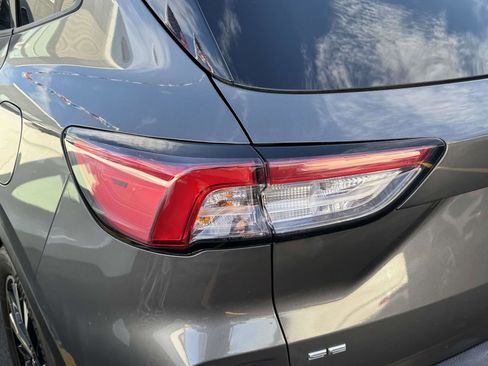 Used 2022 Ford Escape SE w/ SE Sport Appearance Package image 8