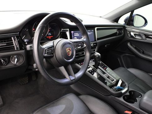 Certified 2023 Porsche Macan AWD/4WD image 4