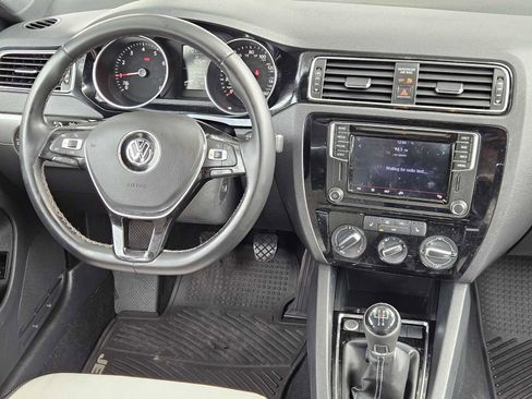 Used 2016 Volkswagen Jetta Sport image 25