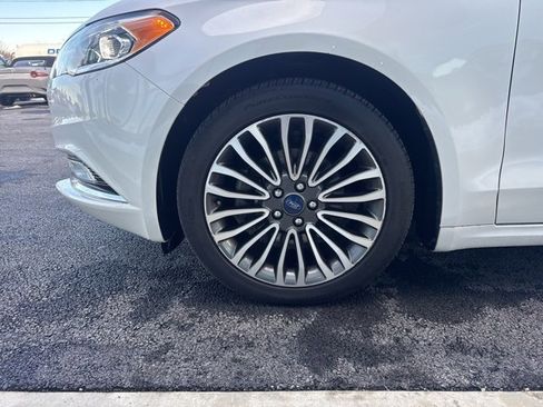 Used 2017 Ford Fusion SE w/ Fusion SE Technology Package image 8