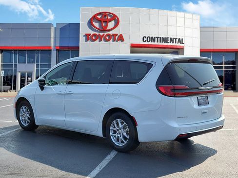 Used 2024 Chrysler Pacifica Touring-L FWD image 4