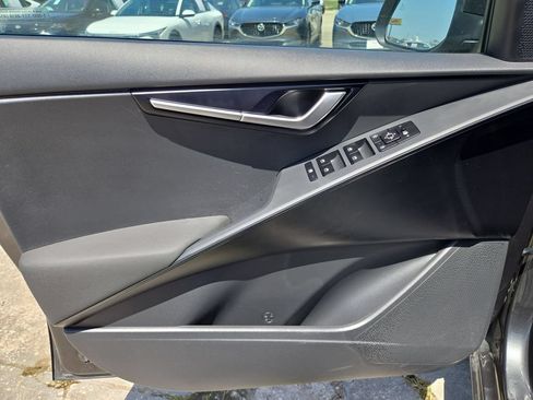 Used 2025 Kia Niro LX FWD image 11