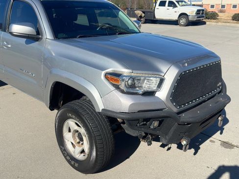 Used 2016 Toyota Tacoma SR5 w/ SR5 Appearance Package (SN) image 13