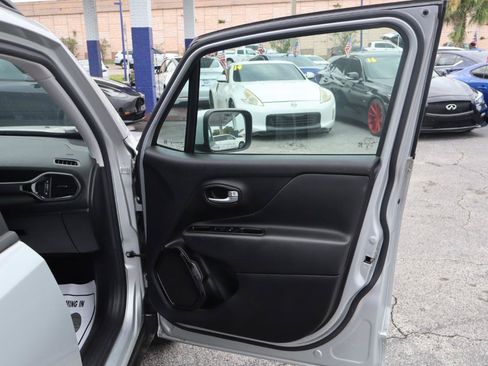 Used 2020 Jeep Renegade Altitude w/ UConnect 8.4 Nav Group FWD image 14