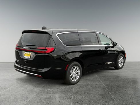 New 2026 Chrysler Pacifica Select image 5