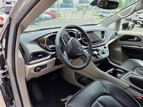 Used 2024 Chrysler Pacifica Limited FWD image 16