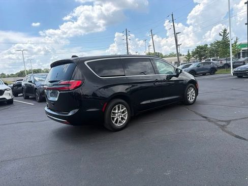 Used 2025 Chrysler Pacifica Select FWD image 8