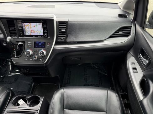 Used 2020 Toyota Sienna SE Premium w/ Nightshade Edition FWD image 32