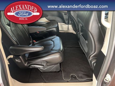 Used 2023 Chrysler Pacifica Touring-L image 16