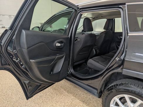 Used 2015 Jeep Cherokee Latitude w/ Cold Weather Group AWD/4WD image 14