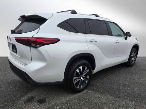 Used 2023 Toyota Highlander XLE FWD image 3