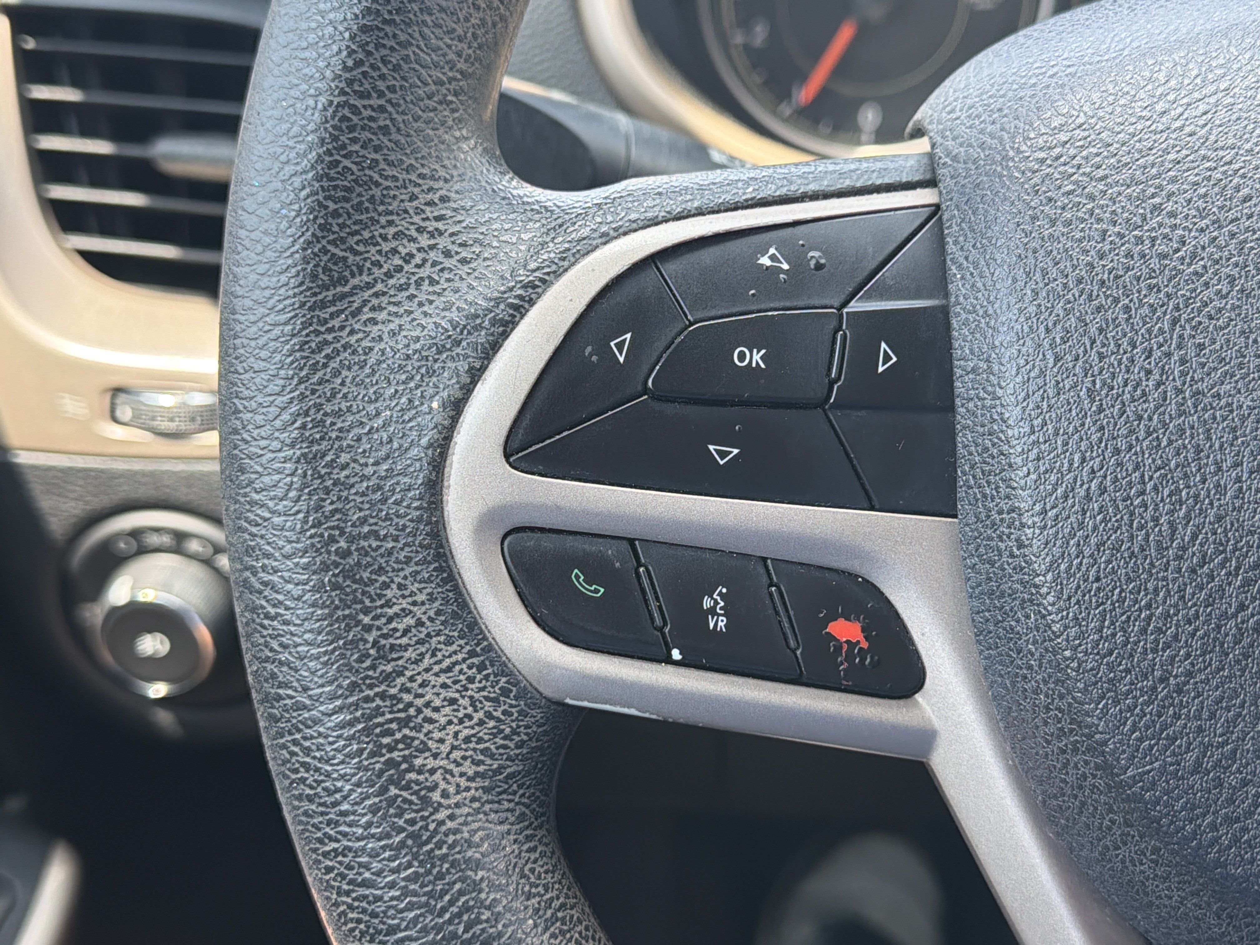 Used 2018 Jeep Cherokee Latitude FWD image 14