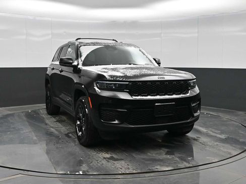 Used 2024 Jeep Grand Cherokee Altitude image 2