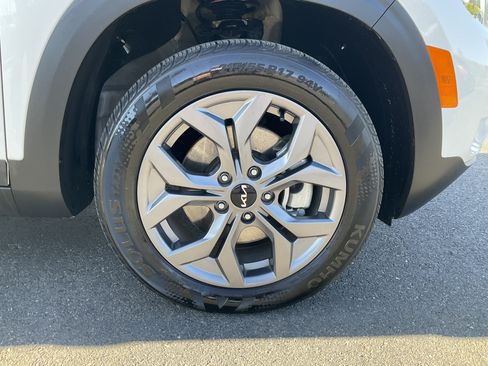 Used 2024 Kia Seltos LX AWD/4WD image 11
