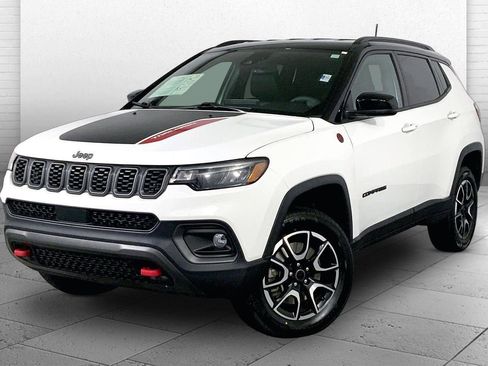 Used 2025 Jeep Compass Trailhawk AWD/4WD image 12