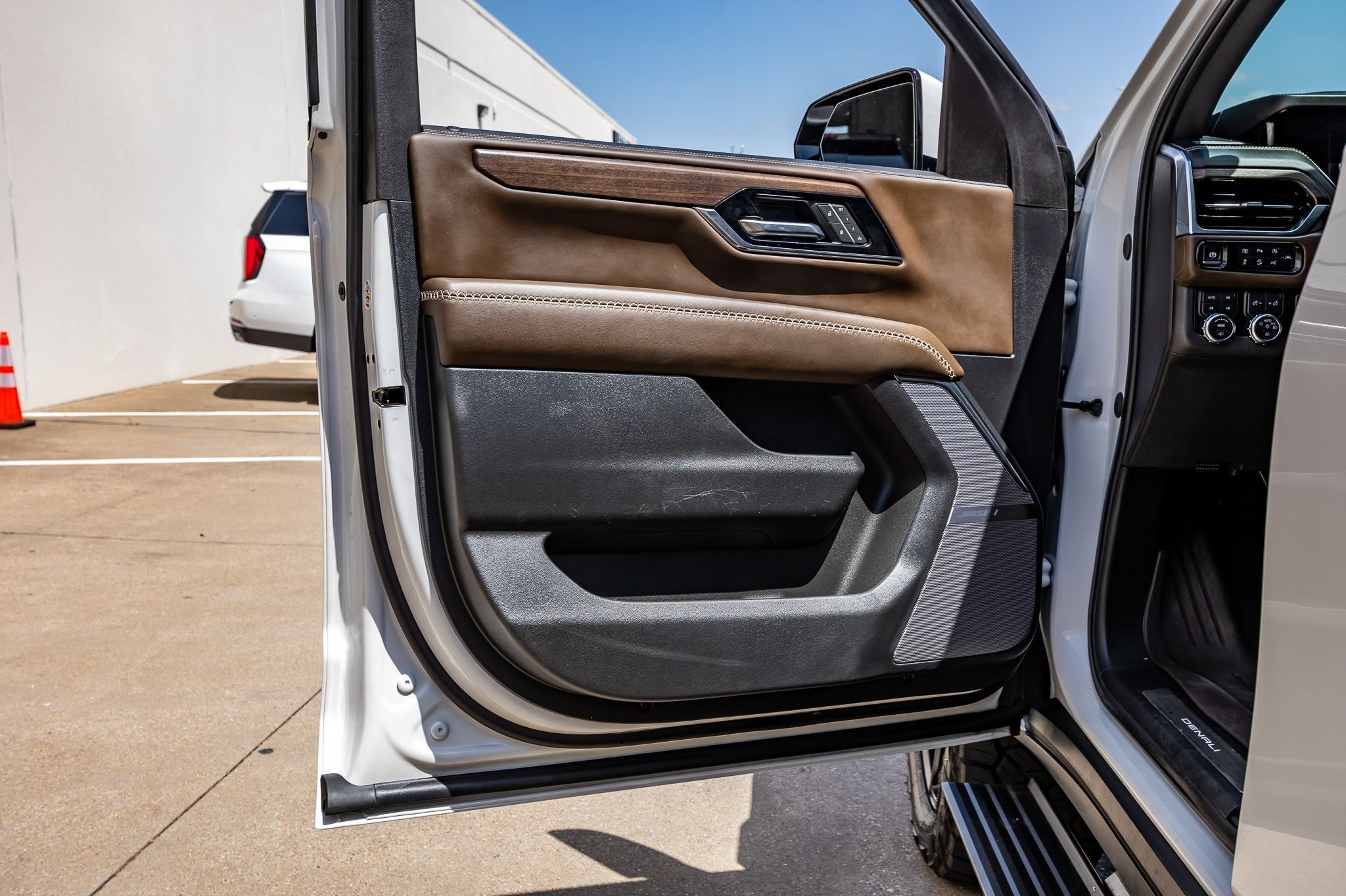 Used 2025 GMC Yukon Denali Ultimate AWD/4WD image 39