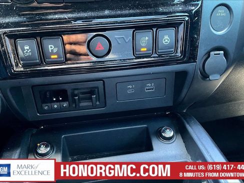 Used 2021 Nissan Titan PRO-4X w/ Pro-4x Convenience Package AWD/4WD image 17