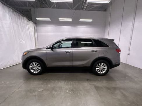 Used 2017 Kia Sorento LX w/ LX Convenience Package image 5