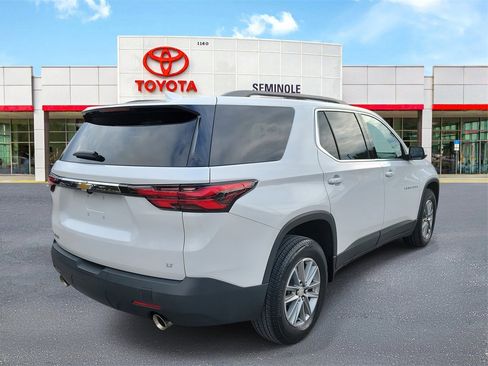 Used 2023 Chevrolet Traverse LT image 3