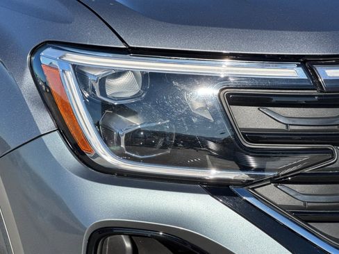 Used 2025 Volkswagen Atlas Cross Sport SE image 9