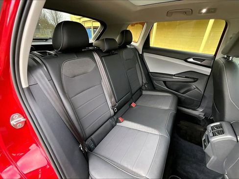 Used 2022 Volkswagen Taos SE w/ Panoramic Sunroof Package image 21