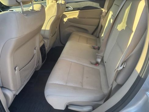 Used 2020 Jeep Grand Cherokee Laredo AWD/4WD image 15