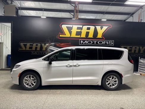 Used 2024 Chrysler Pacifica Touring-L image 2