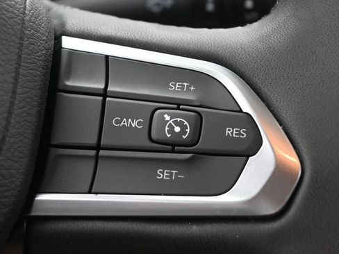 Used 2025 Jeep Compass Latitude AWD/4WD image 34