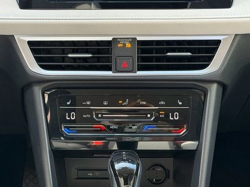 Certified 2025 Volkswagen Taos SE FWD image 19