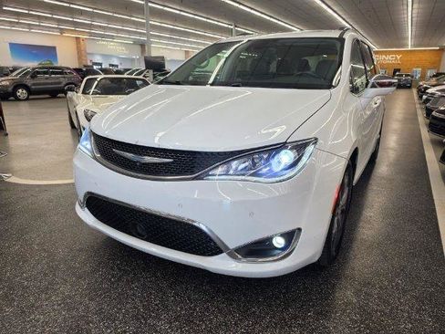 Used 2018 Chrysler Pacifica Limited w/ Tire & Wheel Group FWD image 2