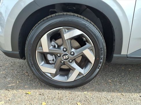 Certified 2025 Hyundai Venue SEL image 9