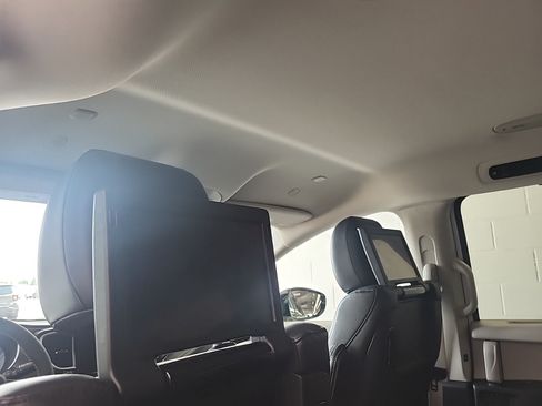 Used 2024 Chrysler Pacifica Touring-L w/ Uconnect Theater Family Group FWD image 9