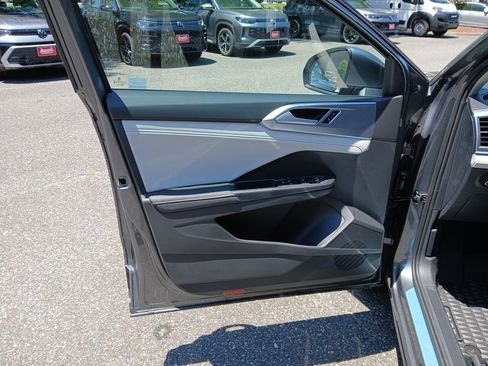 New 2025 Volkswagen Taos SE image 10