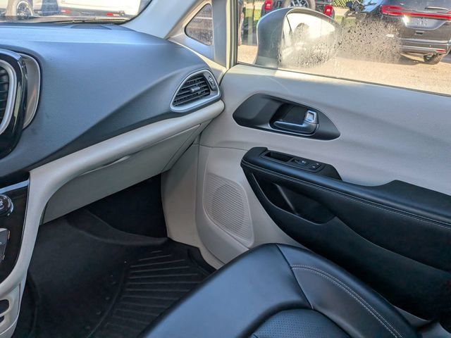 Used 2023 Chrysler Pacifica Touring-L FWD image 19