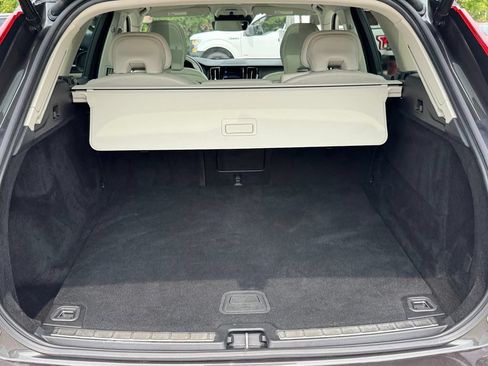 Used 2021 Volvo XC60 T5 Momentum w/ Premium Package FWD image 5