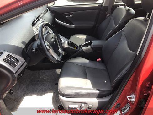 Used 2013 Toyota Prius Four w/ Deluxe Solar Roof Pkg FWD image 11