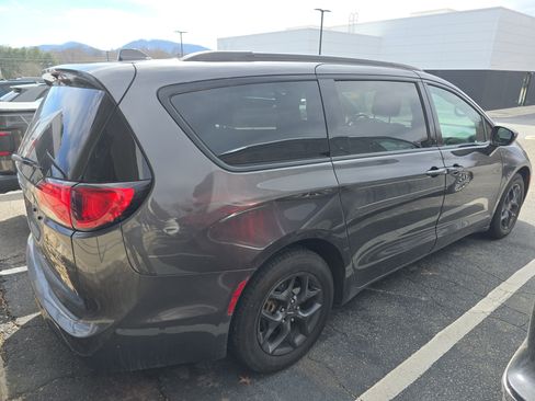 Used 2020 Chrysler Pacifica Touring-L Plus image 2