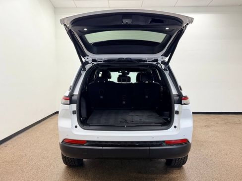 Used 2023 Jeep Grand Cherokee Altitude AWD/4WD image 5