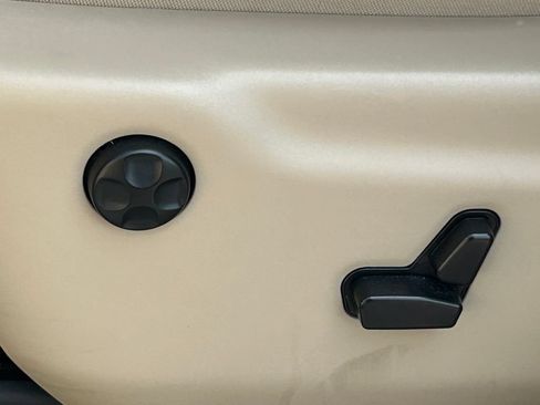 Used 2019 Jeep Grand Cherokee Laredo AWD/4WD image 28